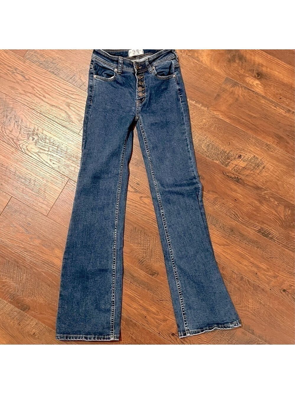 WE THE FREE button up blue jeans. Size 25